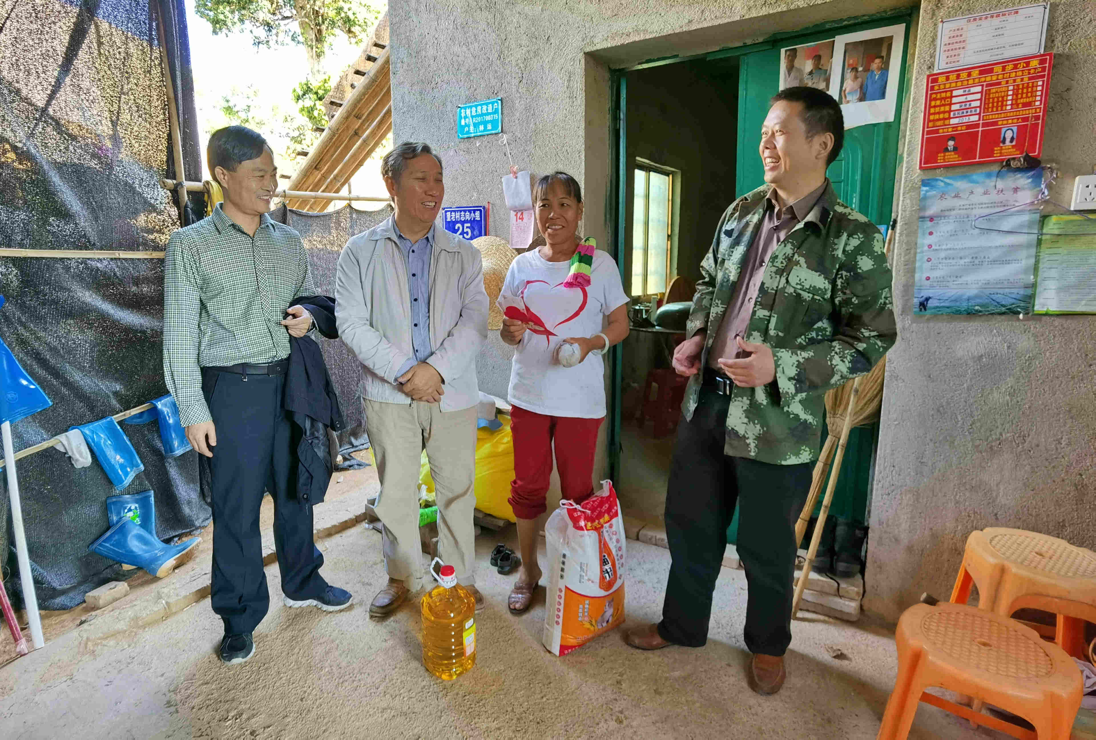 李星良副主席向驻村干部和当地群众问好,在春节即将